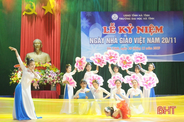 Học sinh, sinh viên Đại học Hà Tĩnh tri ân thầy cô trong ngày Nhà giáo Việt Nam