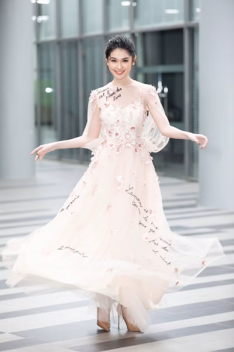 Á hậu Thùy Dung đẹp nền nã với váy trắng