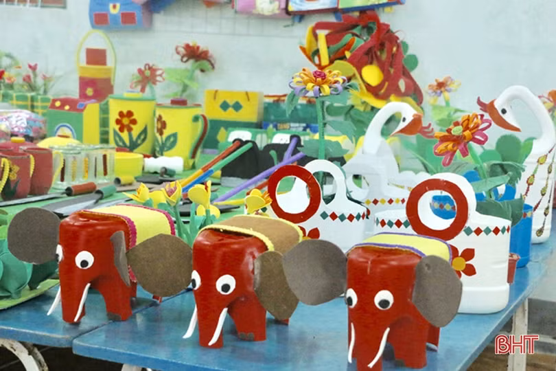 “Ngộ nghĩnh” những món đồ chơi cho bé dưới bàn tay của cô giáo mầm non Hà Tĩnh