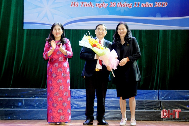 Học sinh, sinh viên Đại học Hà Tĩnh tri ân thầy cô trong ngày Nhà giáo Việt Nam