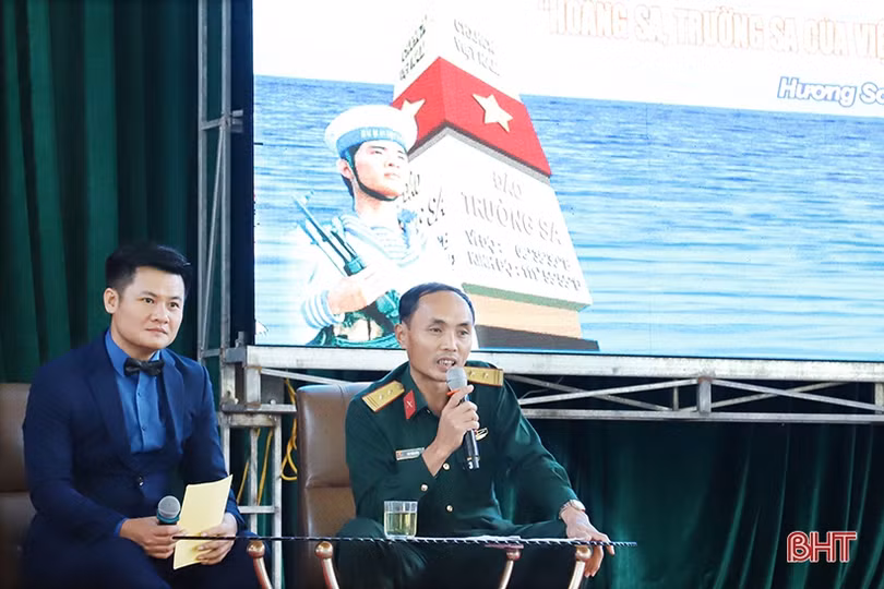 Học sinh Hương Sơn hào hứng với triển lãm “Hoàng Sa, Trường Sa của Việt Nam - những bằng chứng lịch sử và pháp lý”