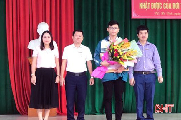 Tuyên dương học sinh trả lại hơn 6,5 triệu đồng cho người đánh rơi
