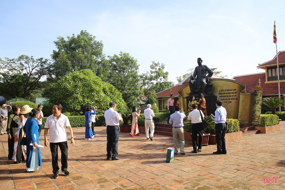 Du khách thập phương về Tiên Điền tưởng niệm Đại thi hào Nguyễn Du