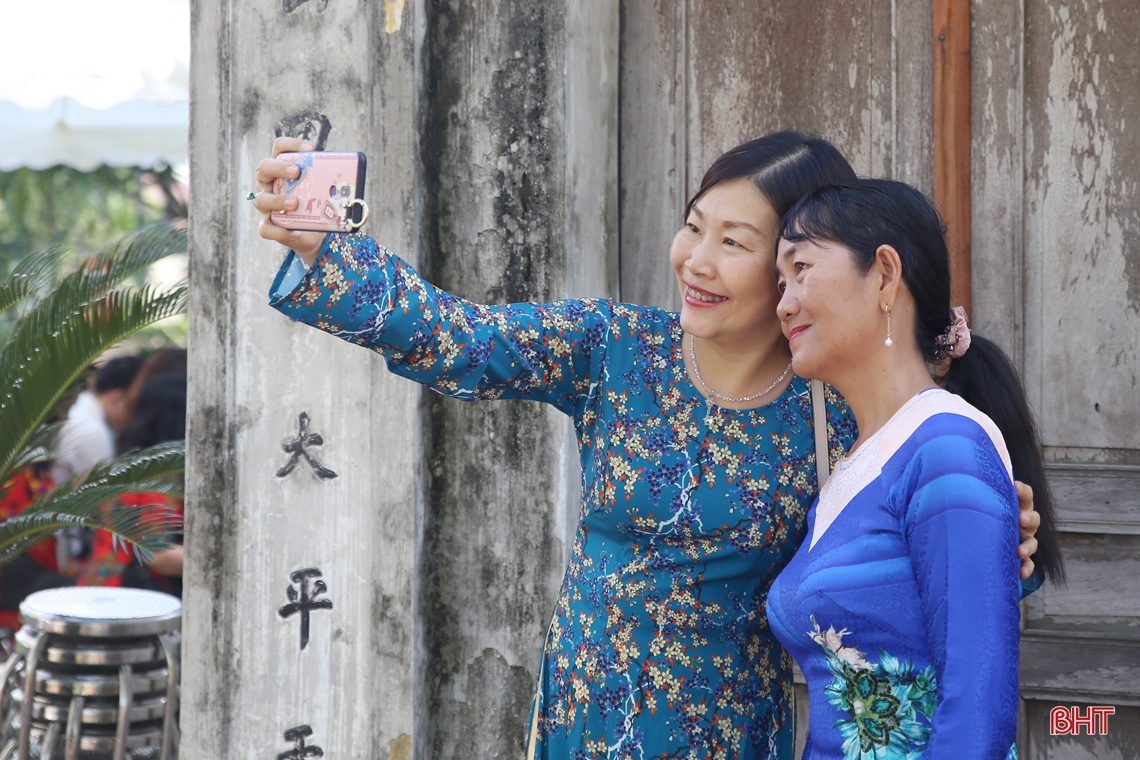 Du khách thập phương về Tiên Điền tưởng niệm Đại thi hào Nguyễn Du