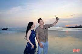 Ca sĩ Kyo York thích thú với các trải nghiệm tại biển Thiên Cầm
