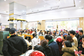 Giá vàng sát 18 triệu đồng/chỉ, người dân xếp hàng từ sáng trước cửa hàng ở Hà Tĩnh