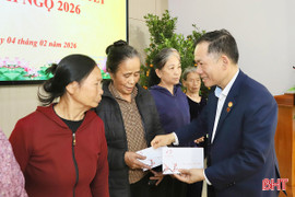 Đoàn ĐBQH Hà Tĩnh tặng quà Tết cho các gia đình khó khăn