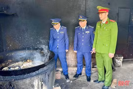 Hà Tĩnh phát hiện cơ sở chế biến, tàng trữ lượng lớn mỡ bẩn