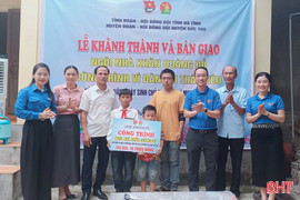  Bàn giao "Nhà khăn quàng đỏ" cho học sinh nghèo ở Đức Thọ
