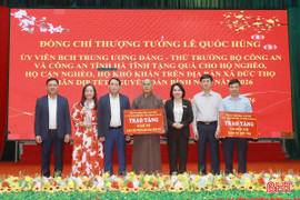 Thượng tướng Lê Quốc Hùng trao quà Tết cho các hoàn cảnh khó khăn tại Đức Thọ