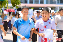 Buổi thi đầu tiên vào lớp 10: đề Toán, Tiếng Anh vừa sức, trường thi an toàn