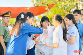 Thanh niên tình nguyện tiếp sức cho thí sinh "vượt vũ môn"