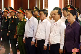 Đồng chí Trần Cẩm Tú dâng hương tưởng niệm Chủ tịch Hồ Chí Minh, tri ân các anh hùng liệt sĩ tại Ngã ba Đồng Lộc