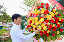 Dâng hương tưởng niệm Chủ tịch Hồ Chí Minh và các anh hùng liệt sỹ