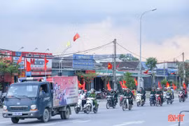 Lan tỏa khí thế bầu cử qua những chuyến xe tuyên truyền lưu động