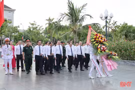 Lãnh đạo Hà Tĩnh dâng hương tưởng niệm Chủ tịch Hồ Chí Minh và các anh hùng liệt sĩ