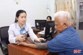 Nắng nóng gần 40 độ C, bác sĩ cảnh báo nguy cơ sốc nhiệt