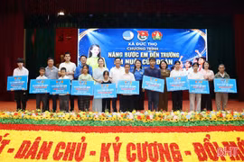 Tiếp thêm động lực đến trường cho học sinh khó khăn ở Đức Thọ
