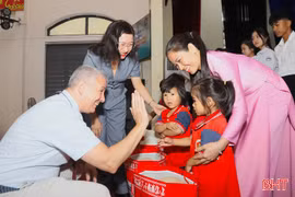  Đại sứ Vương quốc Bỉ trao quà cho học sinh khó khăn tại Hà Tĩnh 