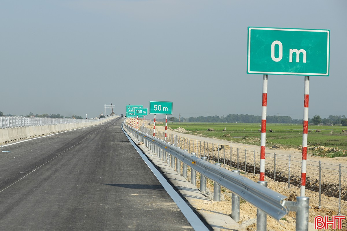 Types of road signs and lane markings on the highway through Ha Tinh ...