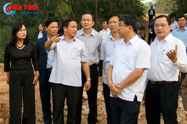 bi thu tinh uy le dinh son mot bo phan can bo thieu quyet liet ngai va cham trong xay dung ntm