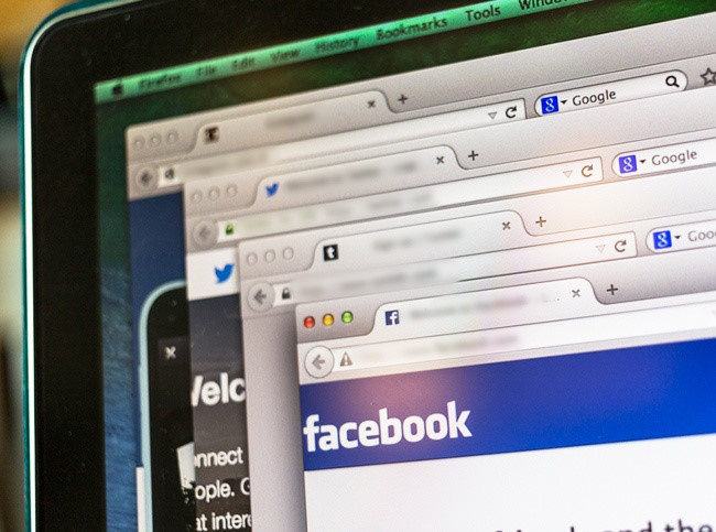 Trang web lạ tự động mở: Khi người dùng đang sử dụng máy, nhiều trang web tự động bật lên, mặc dù họ không hề mở. Hoặc người dùng tìm kiếm thông tin trên Google nhưng lại dẫn những trang không liên quan. Đây là dấu hiệu cho thấy tin tặc đã tấn công thiết bị. 12 dau hieu may tinh da bi tan cong