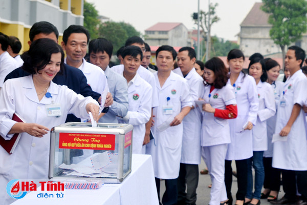 can bo bac sy bvdk ha tinh ung ho quy bua an cho benh nhan ngheo