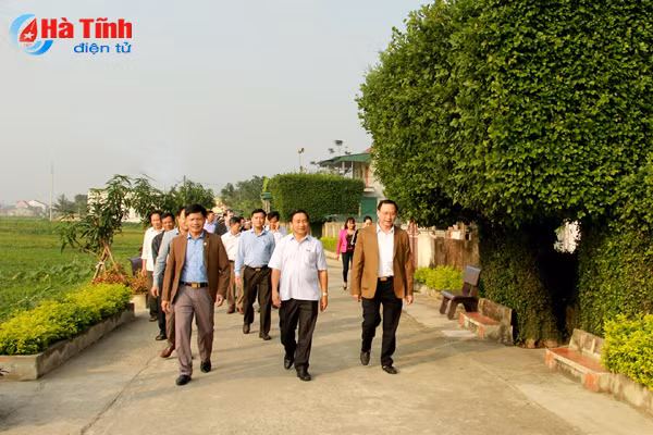 bi thu tinh uy le dinh son mot bo phan can bo thieu quyet liet ngai va cham trong xay dung ntm