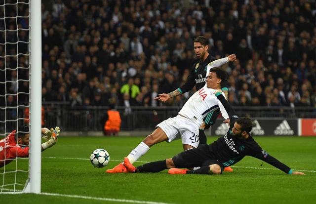 lan dau danh bai real tottenham hien ngang tien vao vong knock out