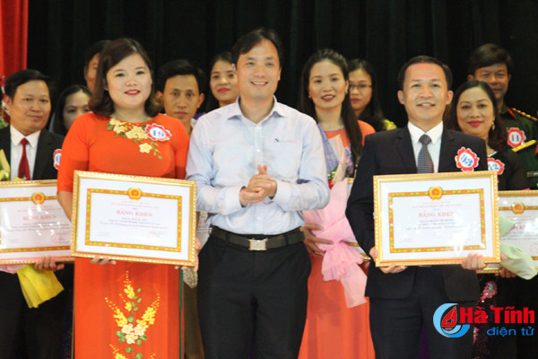 bi thu tinh uy trao chung nhan giang vien ly luan chinh tri gioi cho 25 thi sinh