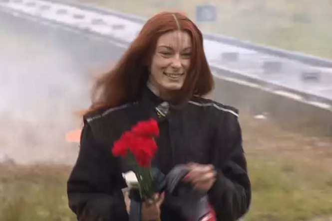 mac bo do nay co gai than nhien buoc qua cac vu no nhu sieu nhan