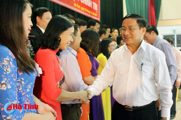 bi thu tinh uy trao chung nhan giang vien ly luan chinh tri gioi cho 25 thi sinh