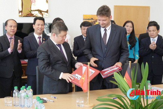 tap doan hoanh son dau tu nha may dien mat troi hon 1 458 ty dong