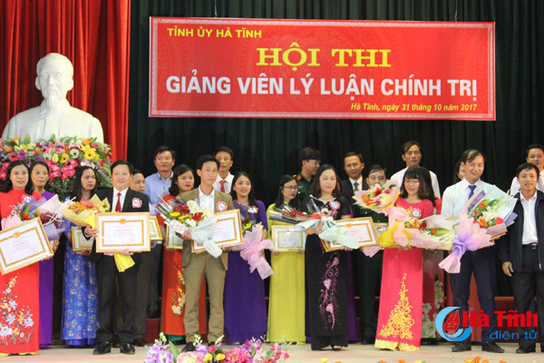 bi thu tinh uy trao chung nhan giang vien ly luan chinh tri gioi cho 25 thi sinh