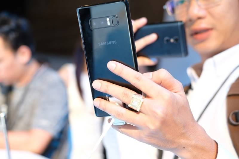 gia smartphone tang cao nhat trong lich su nguoi mua van khong giam