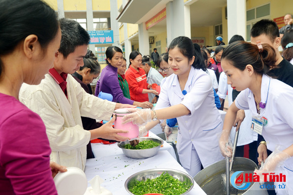 can bo bac sy bvdk ha tinh ung ho quy bua an cho benh nhan ngheo