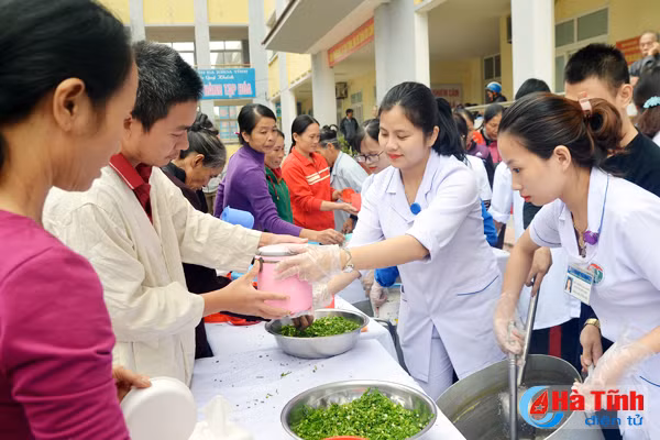 can bo bac sy bvdk ha tinh ung ho quy bua an cho benh nhan ngheo