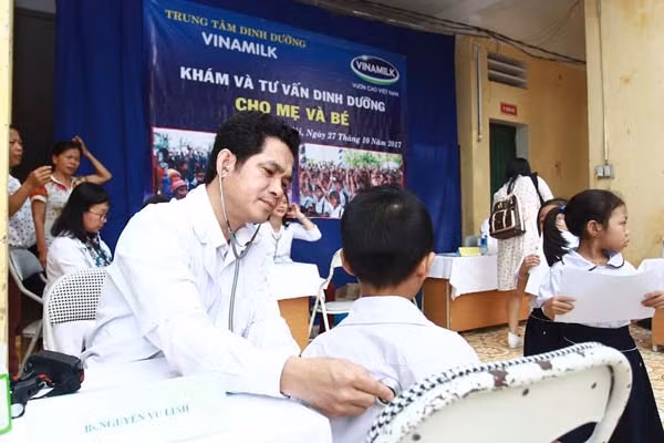 vinamilk ho tro 400 trieu cho nguoi dan ha noi anh huong lu lut