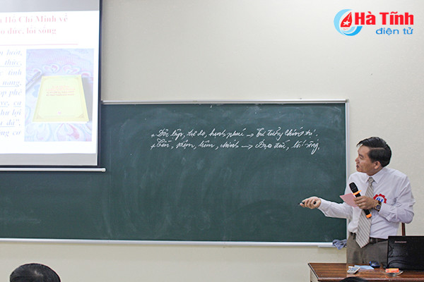 bi thu tinh uy trao chung nhan giang vien ly luan chinh tri gioi cho 25 thi sinh