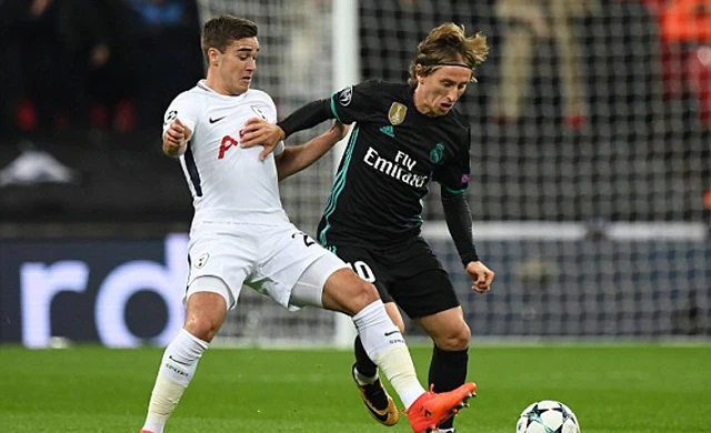 lan dau danh bai real tottenham hien ngang tien vao vong knock out