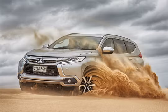 mitsubishi pajero sport giam gia sau ky luc