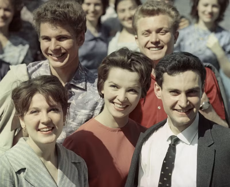 ly tuong cao dep cua cach mang thang muoi nga van co vu nhan loai huong toi tuong lai