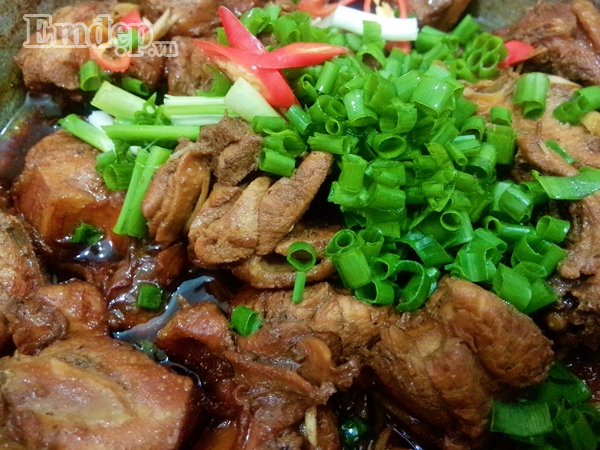 danh bay noi com voi mon thit ga kho to cay thom vi sa ot