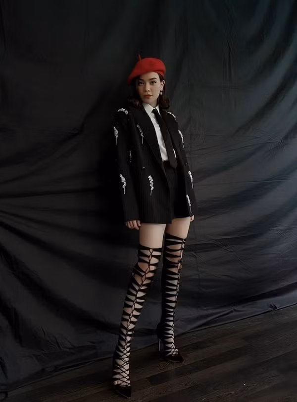 mu noi item dang duoc sao chau a dien trong ngay dong lanh