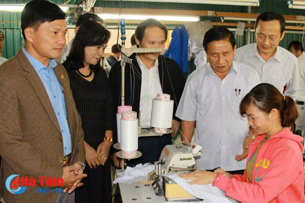 bi thu tinh uy le dinh son mot bo phan can bo thieu quyet liet ngai va cham trong xay dung ntm