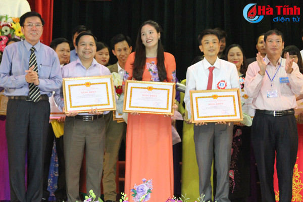 bi thu tinh uy trao chung nhan giang vien ly luan chinh tri gioi cho 25 thi sinh