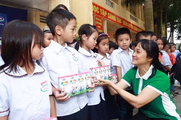 vinamilk ho tro 400 trieu cho nguoi dan ha noi anh huong lu lut