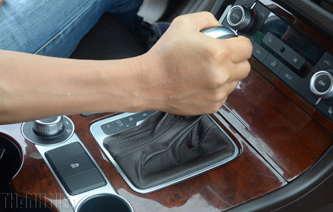 4 sai lam cua moi khi lai o to so tu dong