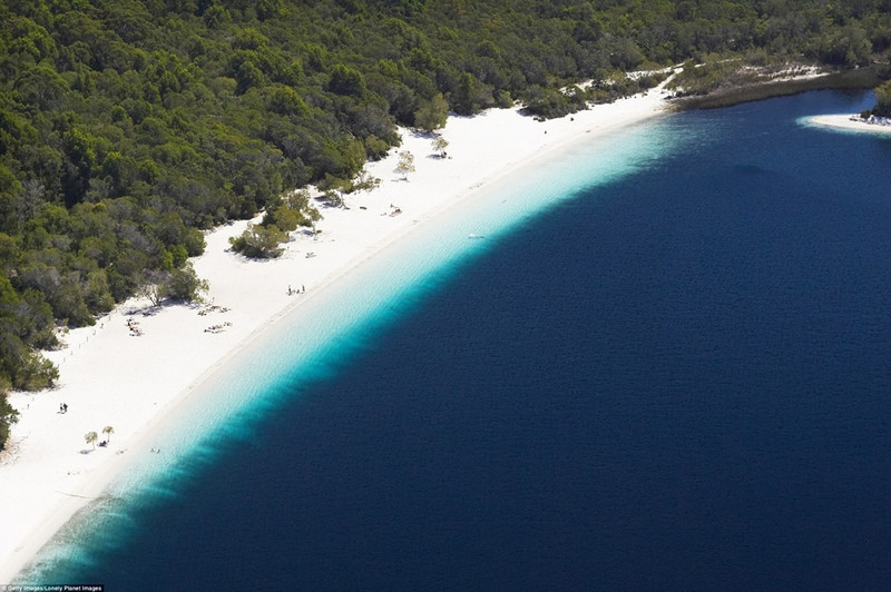 Đảo Fraser, Australia: Đảo Fraser nằm ngoài khơi bờ biển phía Đông, dọc theo tiểu bang Queenland, cách thành phố Brisbane khoảng 200 km về phía Bắc. Hòn đảo có chiều dài khoảng 123 km và là đảo cát lớn nhất thế giới với diện tích khoảng hơn 1.800 km2. Hòn đảo có cảnh quan tuyệt đẹp với hơn 250 km bãi biển cát trải dài, những vách đá đầy màu sắc nổi bật cùng hơn 100 hồ nước ngọt có màu sắc khác nhau. Ngoài ra, Fraser còn có rừng nhiệt đới phong phú phát triển trên những cồn cát dọc theo bờ biển phía bắc. Ảnh: Getty/Lonely Planet. 9 di san thien nhien noi bat nhat the gioi