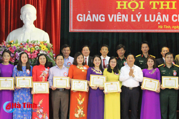 bi thu tinh uy trao chung nhan giang vien ly luan chinh tri gioi cho 25 thi sinh